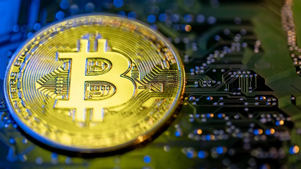 Una whale delle criptovalute riattiva 8 portafogli inattivi e trasferisce 80.000 Bitcoin: ecco cosa è successo