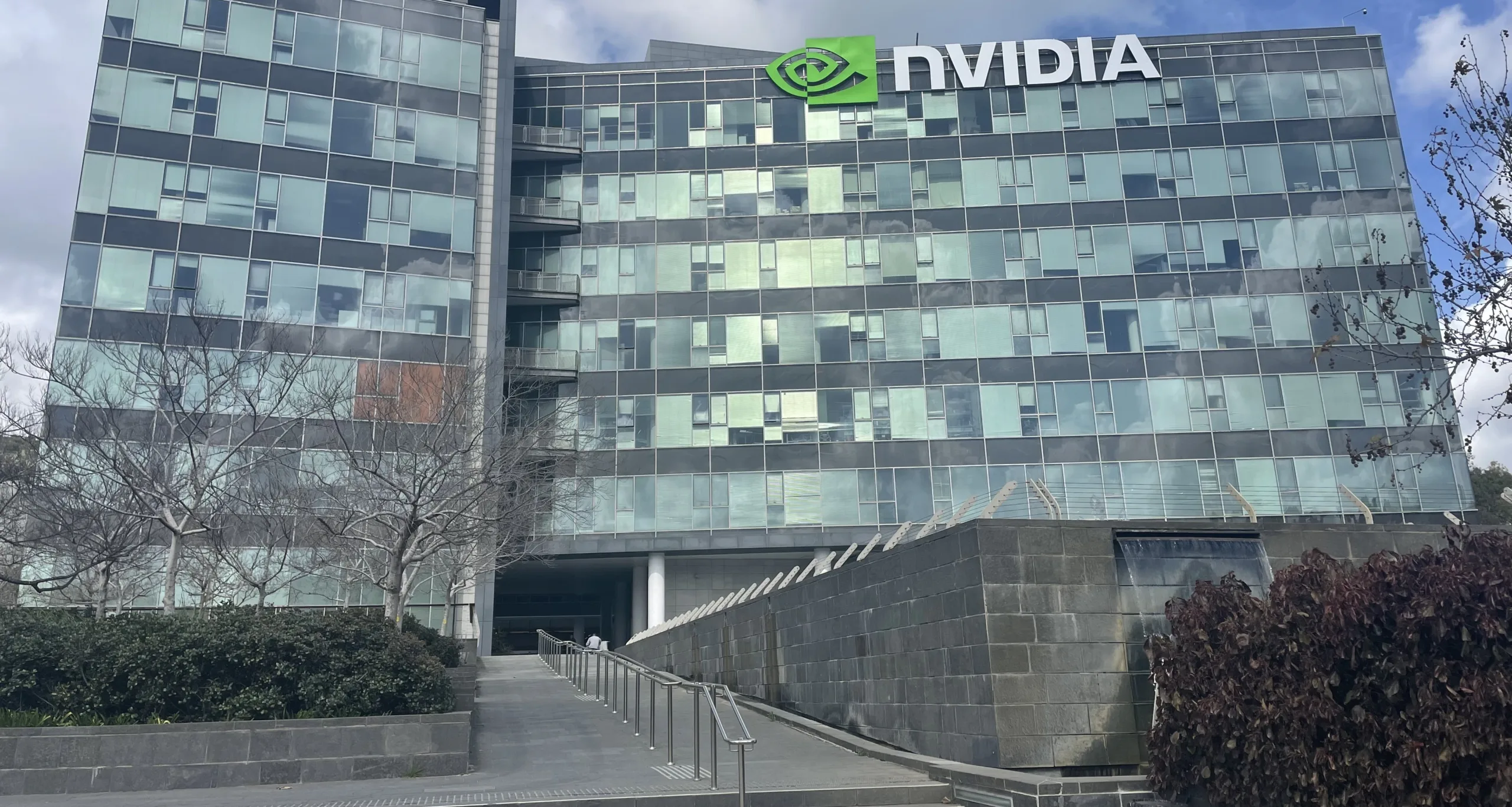 Azioni Nvidia: “Vendere prima delle novità” o segnale di crescente sfiducia verso le Big Tech?