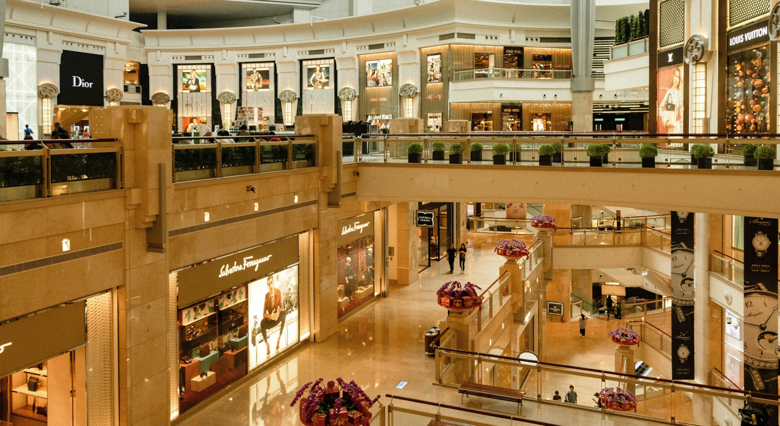 JPMorgan premia Moncler e Ferragamo tra le azioni di lusso, giudizio negativo su Burberry