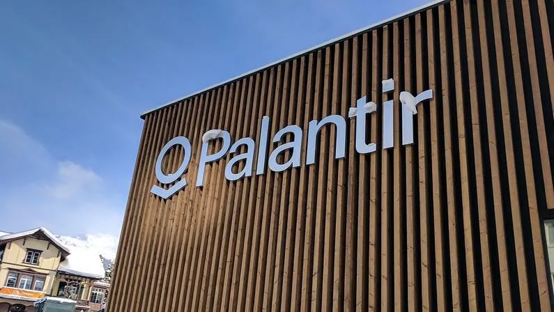 Azioni Palantir: vendere sulle notizie con i dati trimestrali, come agire a Wall Street?