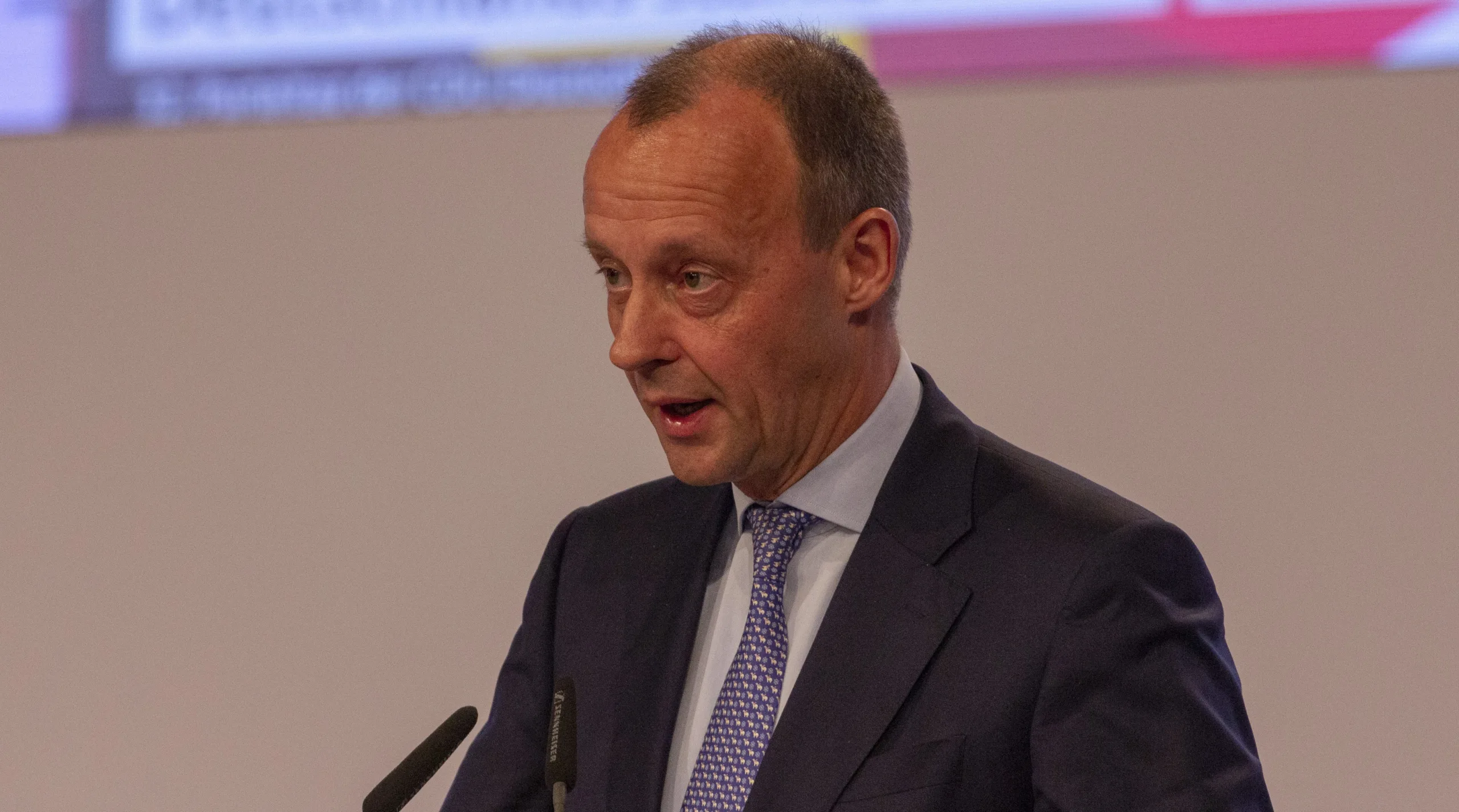 Merz avverte: la fusione tra Unicredit e Commerzbank mette a rischio la stabilità del sistema finanziario