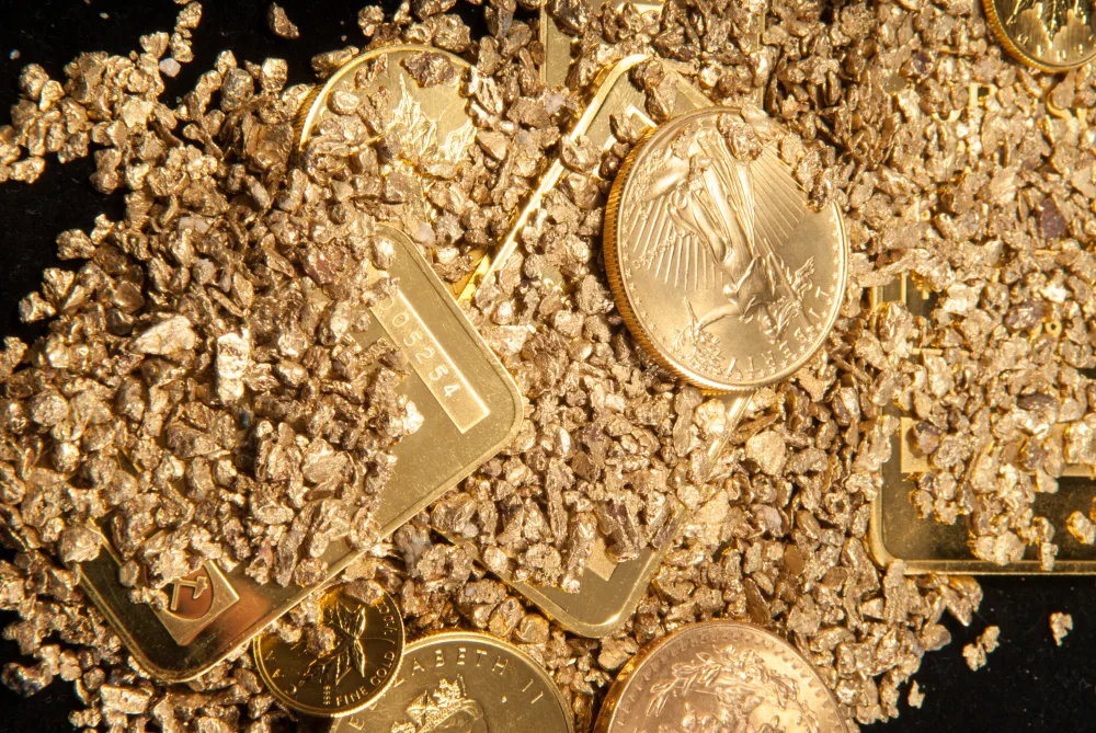 Anche l’oro cede alle pressioni di vendita sui mercati, ma per motivi differenti